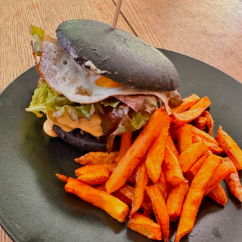 Burger black Angus
Sauce fromagère corse
Pain charbon végétal
Œuf salade pancetta grillée