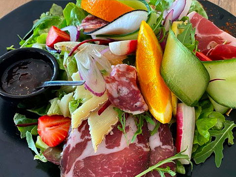 salade, jambon, concombre, fraise, fromage